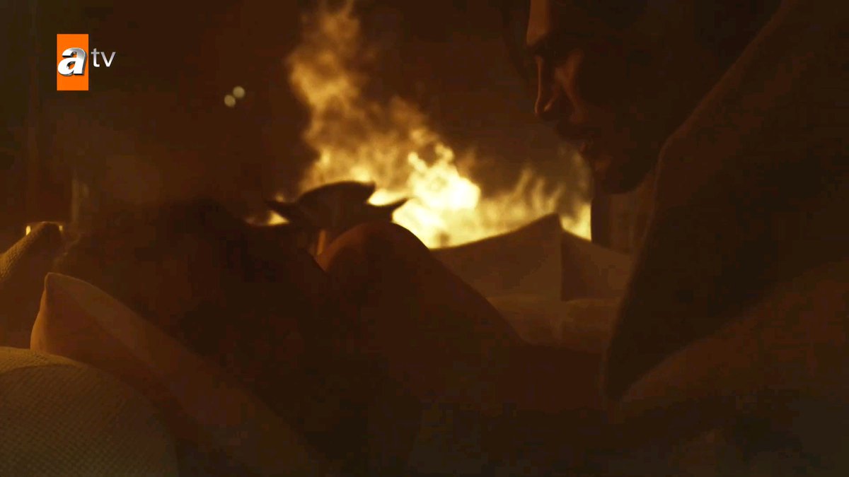 lunamovasxx's tweet photo. ─ despite of the fire around I loved the way he was so tender with her, the way he touched her arm first and then approached her cheek, damn they served with only scene in the entire episode 🤌
< #özgeyağız | #safir | #ilhanse | #AfFer > https://t.co/GRbTjGNoB6