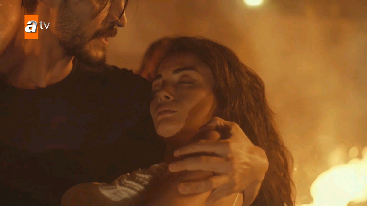 lunamovasxx's tweet photo. ─ despite of the fire around I loved the way he was so tender with her, the way he touched her arm first and then approached her cheek, damn they served with only scene in the entire episode 🤌
< #özgeyağız | #safir | #ilhanse | #AfFer > https://t.co/GRbTjGNoB6