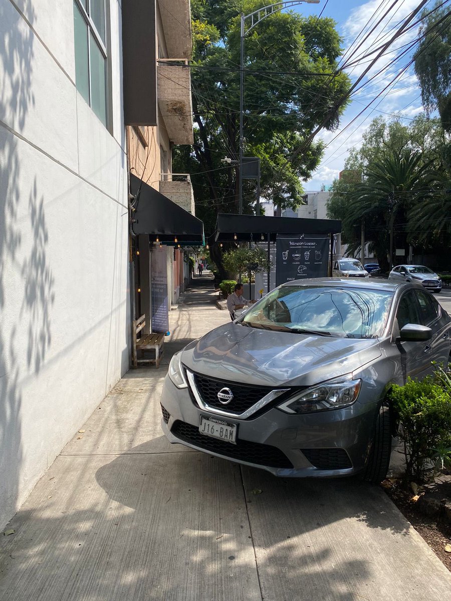 lucedeto's tweet photo. @OVIALCDMX todos los días (mañana y tarde) este carro (placas J16 BAM) podrían por favor aplicar el reglamento de tránsito? @AccionesBJ por favor, ayúdenos con unas macetas o unos tubos como los de las esquinas, no podemos estar reportando el mismo carro diario. https://t.co/xInLDfdgnI