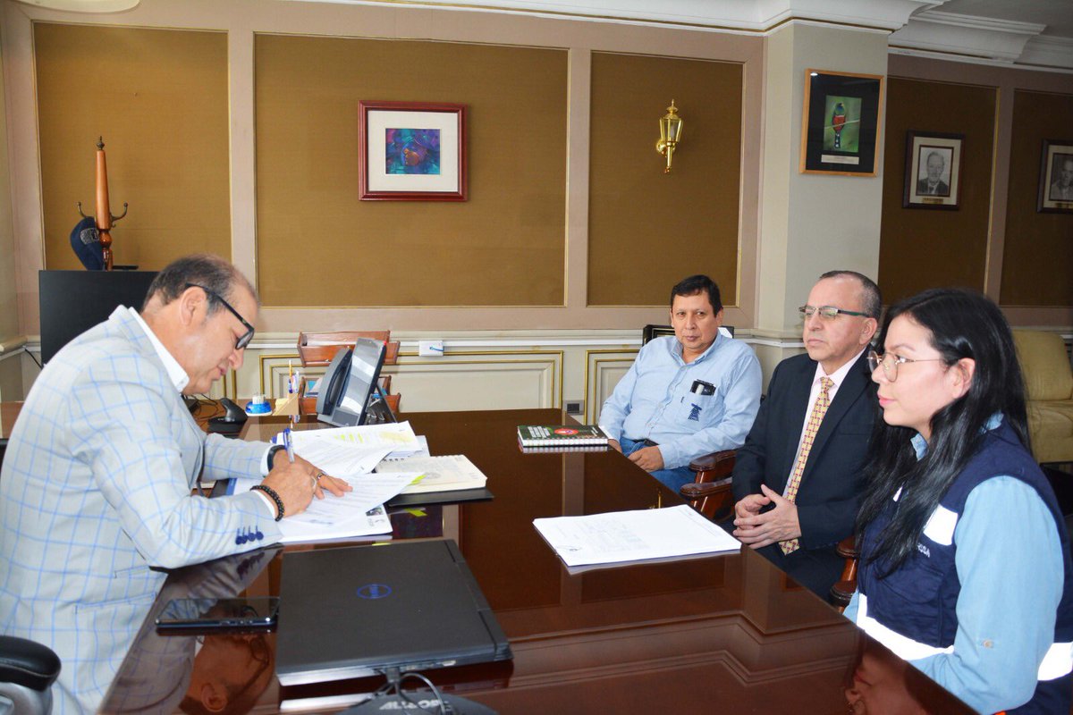 eerssaoficial's tweet photo. 🔹Pdte. Ejecutivo de EERSSA, Rudy Valdivieso, firma contrato de trabajo y da la bienvenida a la primera mujer con el cargo de liniera 1. 

👷🏽‍♀️La profesional realizará todas las funciones establecidas según su puesto. 

#LaEnergíaSomosTodos https://t.co/JQ9aVwxHZ9