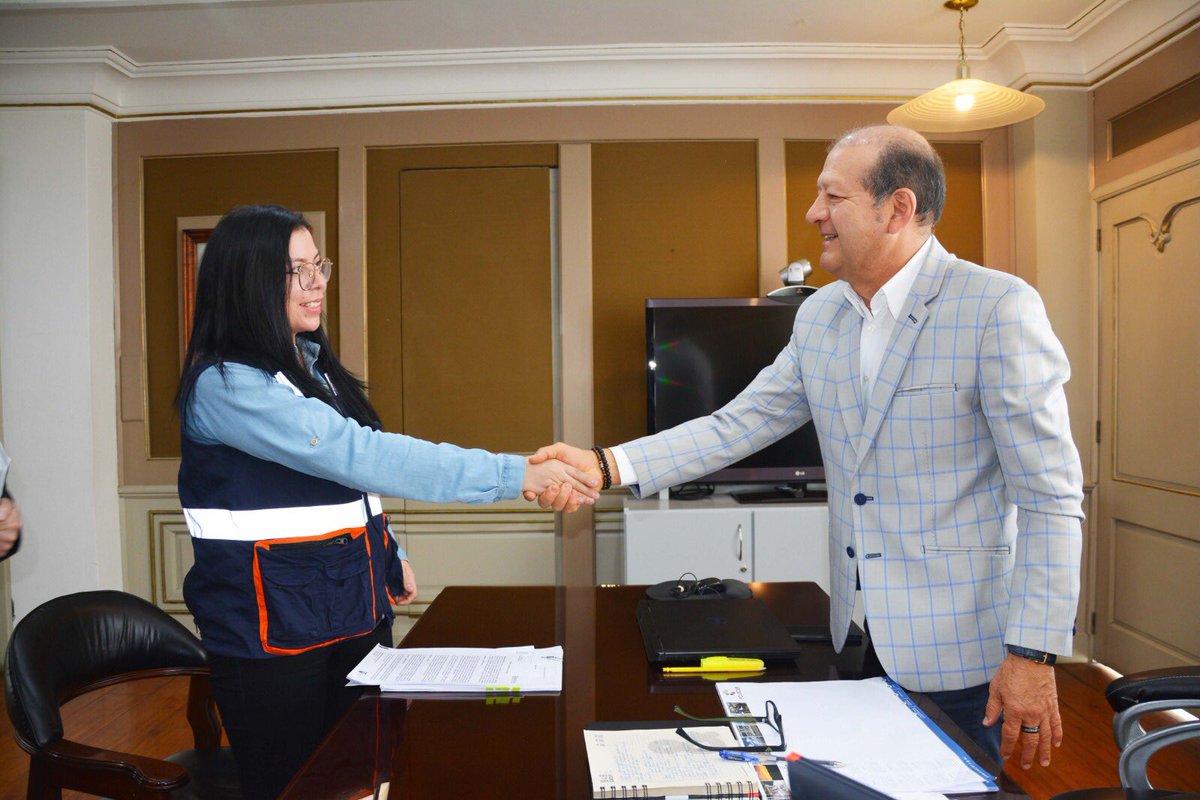 eerssaoficial's tweet photo. 🔹Pdte. Ejecutivo de EERSSA, Rudy Valdivieso, firma contrato de trabajo y da la bienvenida a la primera mujer con el cargo de liniera 1. 

👷🏽‍♀️La profesional realizará todas las funciones establecidas según su puesto. 

#LaEnergíaSomosTodos https://t.co/JQ9aVwxHZ9