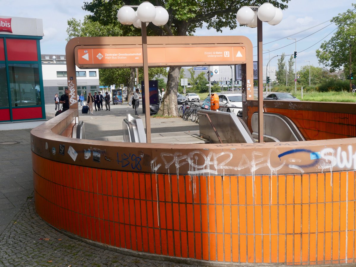 StephenBln's tweet photo. It's currently the 99th #IFT - Internationale Funkausstellung in Berlin.
This means that the underpass opened in 1979, which was planned to become the ticket hall of the yet unbuilt U-Bahnhof Messegelände has been cleaned and opened up again.
#Berlin #BVG #U3 #U_Bahn https://t.co/c0hXbbb3kJ