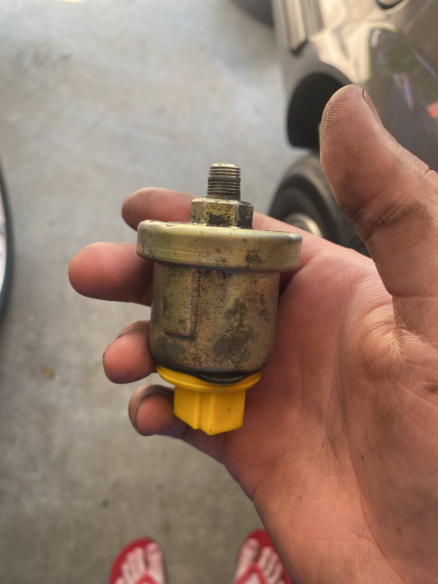 RustyNardo's tweet image. Just cleaned my old oil pressure sensor and we’re back to normal…for now.