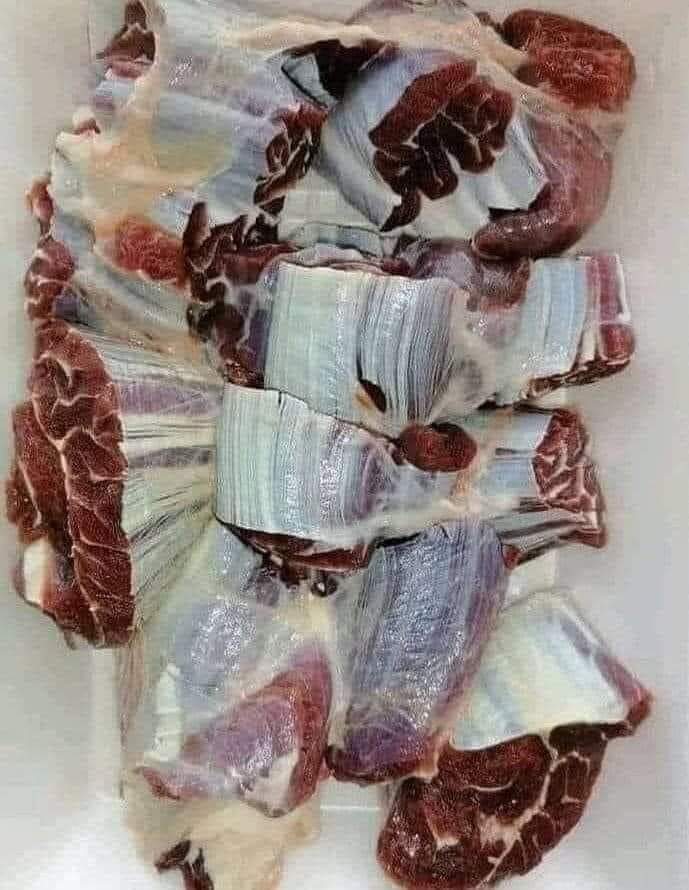 كنت احسبها لحمة الين قلبت الصورة 🤣🤣🤣🤣🤣