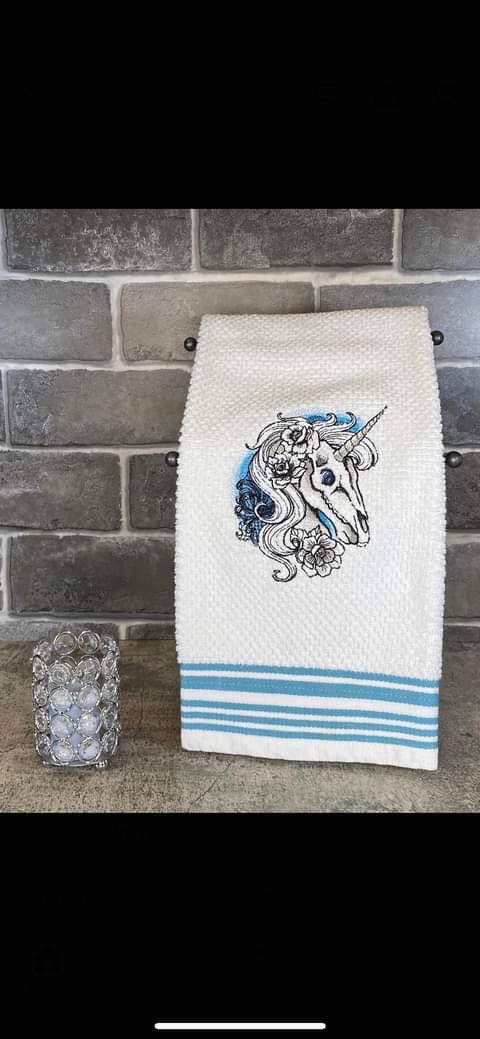 StitchcraftNY's tweet image. Who else loves majestic horses? Check out these cute hand custom towels. 
stitchcraftny.com 🐴🐎 #horses #majestic #stitchcraftny #handtowels  
#embroidery