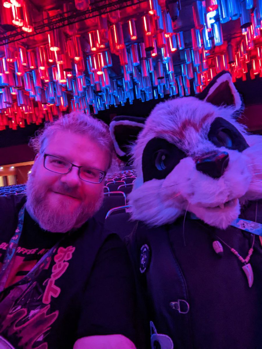 We're having a blast @eurofurence so far! The new location is awesome and the hotel we selected (just across the street opposed to the CCH) is rad, 100% luxury 😍 The food places we tried out so far (Qrito, Seito Sushi and Quan 19) were delicious! Yay Hamburg! #Eurofurence27