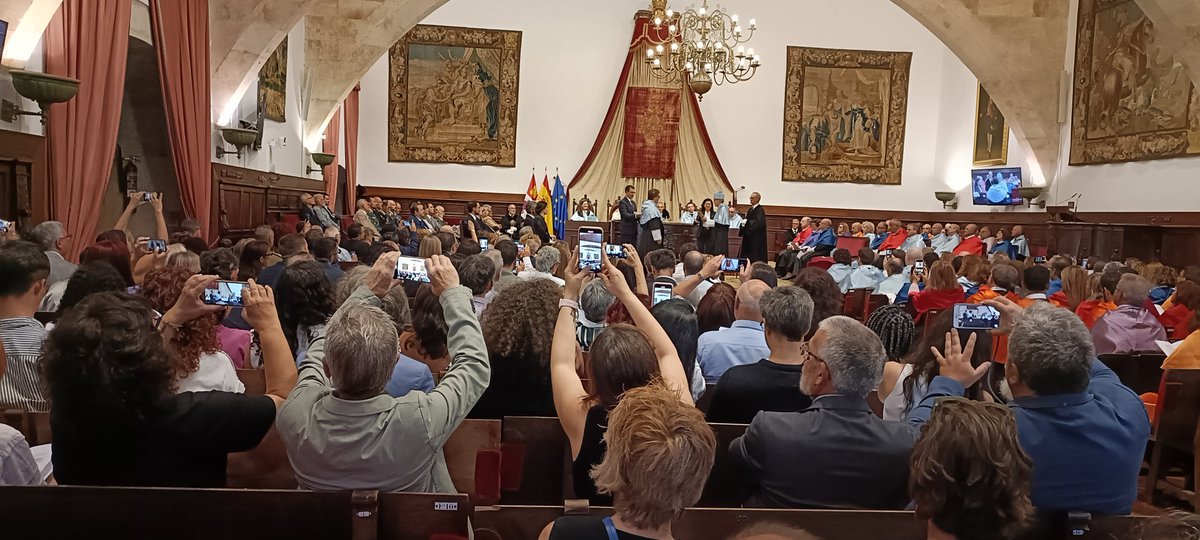 Comenzamos el curso académico en la Universidad de #Salamanca 2023-24 a tope. Momentos de una ceremonia para el recuerdo #honoriscausa <a href="/caetanoveloso/">Caetano Veloso</a>