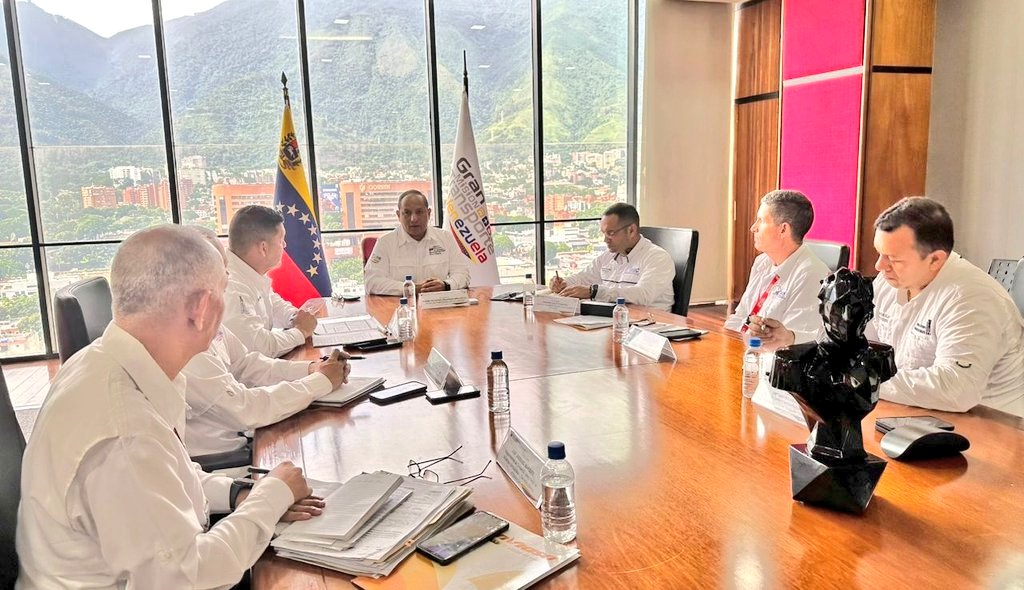 inac_ve's tweet photo. #4Sep Pdte. #INAC Cnel. Leonardo Briceño Dudamel, participa en reunión del sector aéreo encabezada por el Min. @TransporteGobVe @rvaraguayan, con el objetivo de revisar los avances en materia del desarrollo aeronáutico y nuevos proyectos a ejecutar de cara al cierre del año 2023. https://t.co/QFk75zVzFW