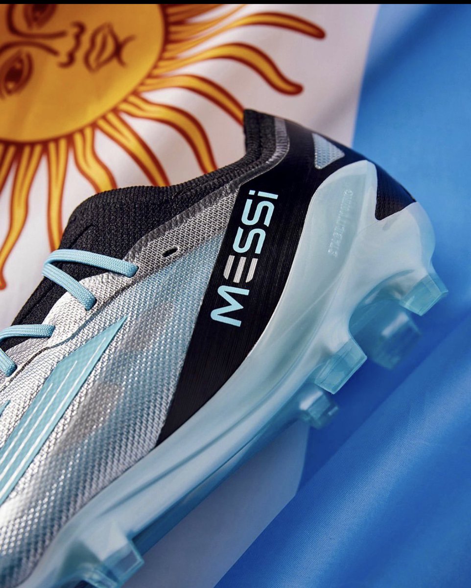 verobrunati's tweet photo. Los nuevos botines @adidas de #LeoMess inspirados en los colores de la bandera Argentina 🇦🇷𝙓 𝘾𝙍𝘼𝙕𝙔𝙁𝘼𝙎𝙏 de @adidasfootball https://t.co/EnUQQ2EIFZ