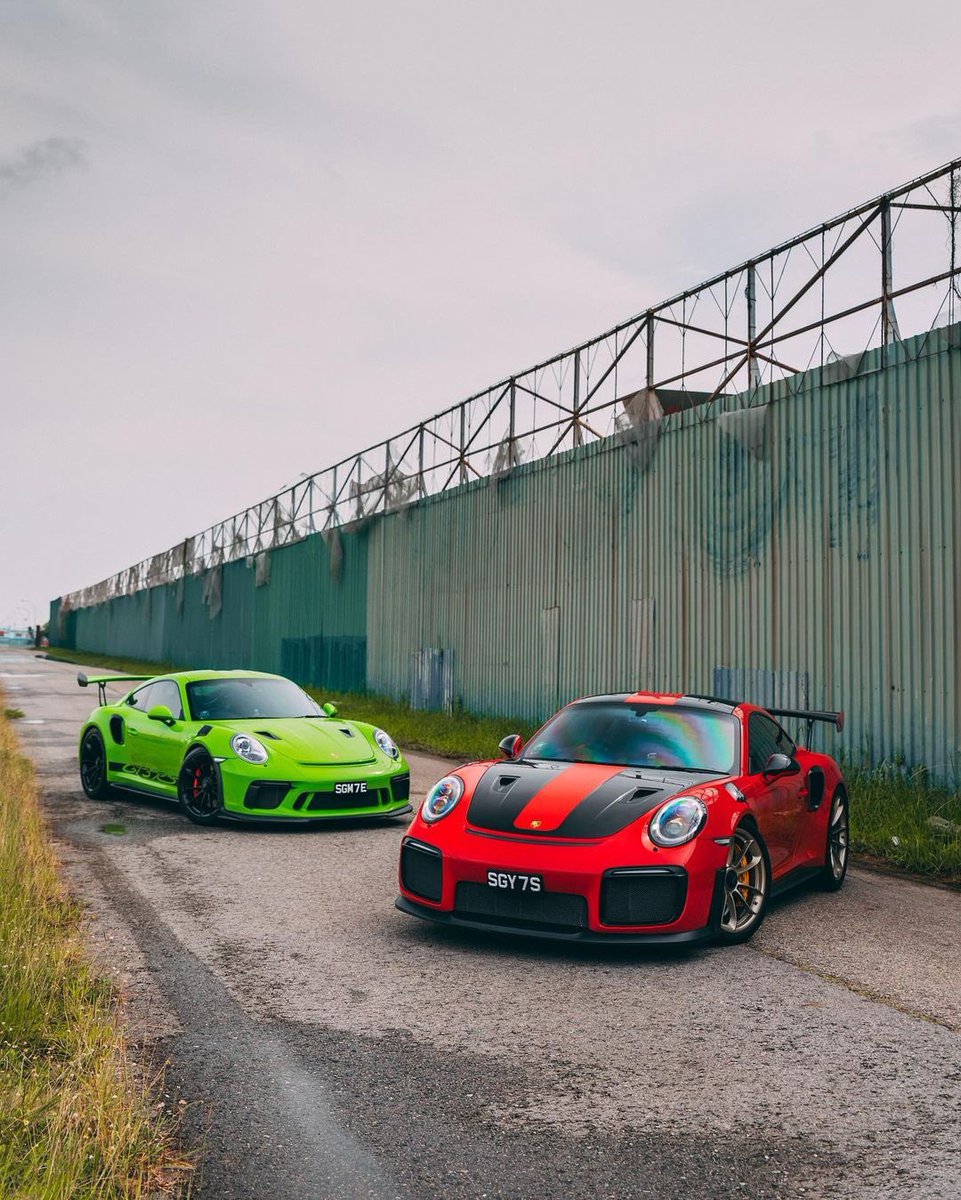 porsche_light's tweet photo. Green or red?🤔 https://t.co/xGNg27CjgK