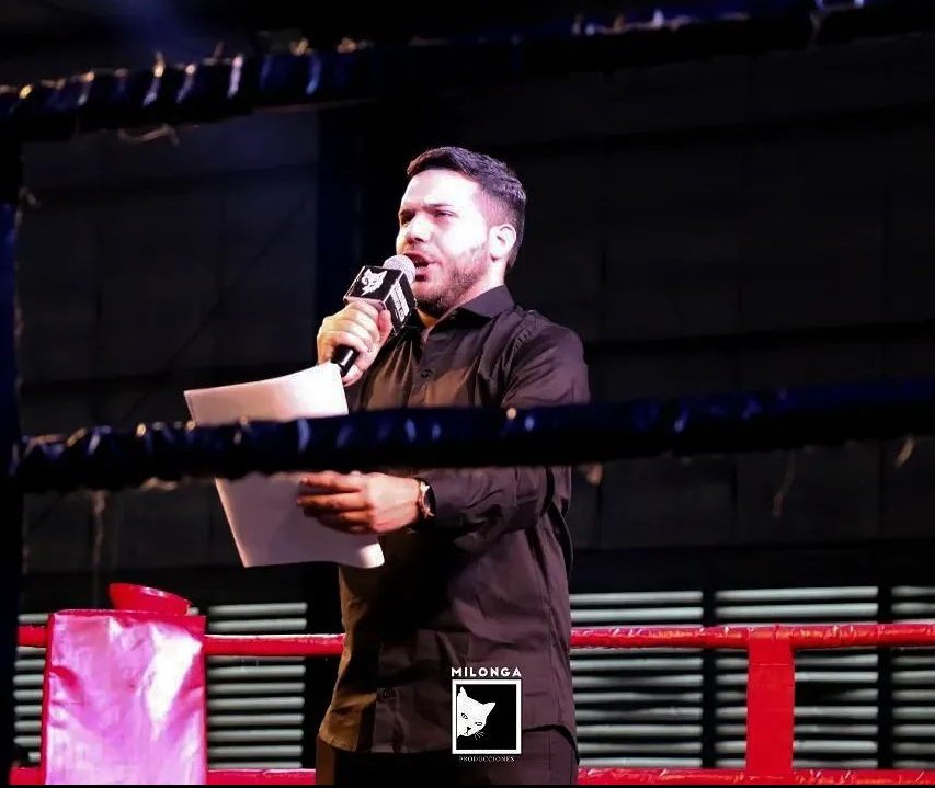 SebaCeccanti's tweet photo. Este es un tiro larguísimo pero lo voy a intentar igual. 

Para quienes no saben, además de streamear y castear, soy presentador de deportes de combate, relator y periodista especializado. 

Me encantaría ser la voz para presentar a los peleadores en "Parense de Manos". https://t.co/PqFPmXePHF
