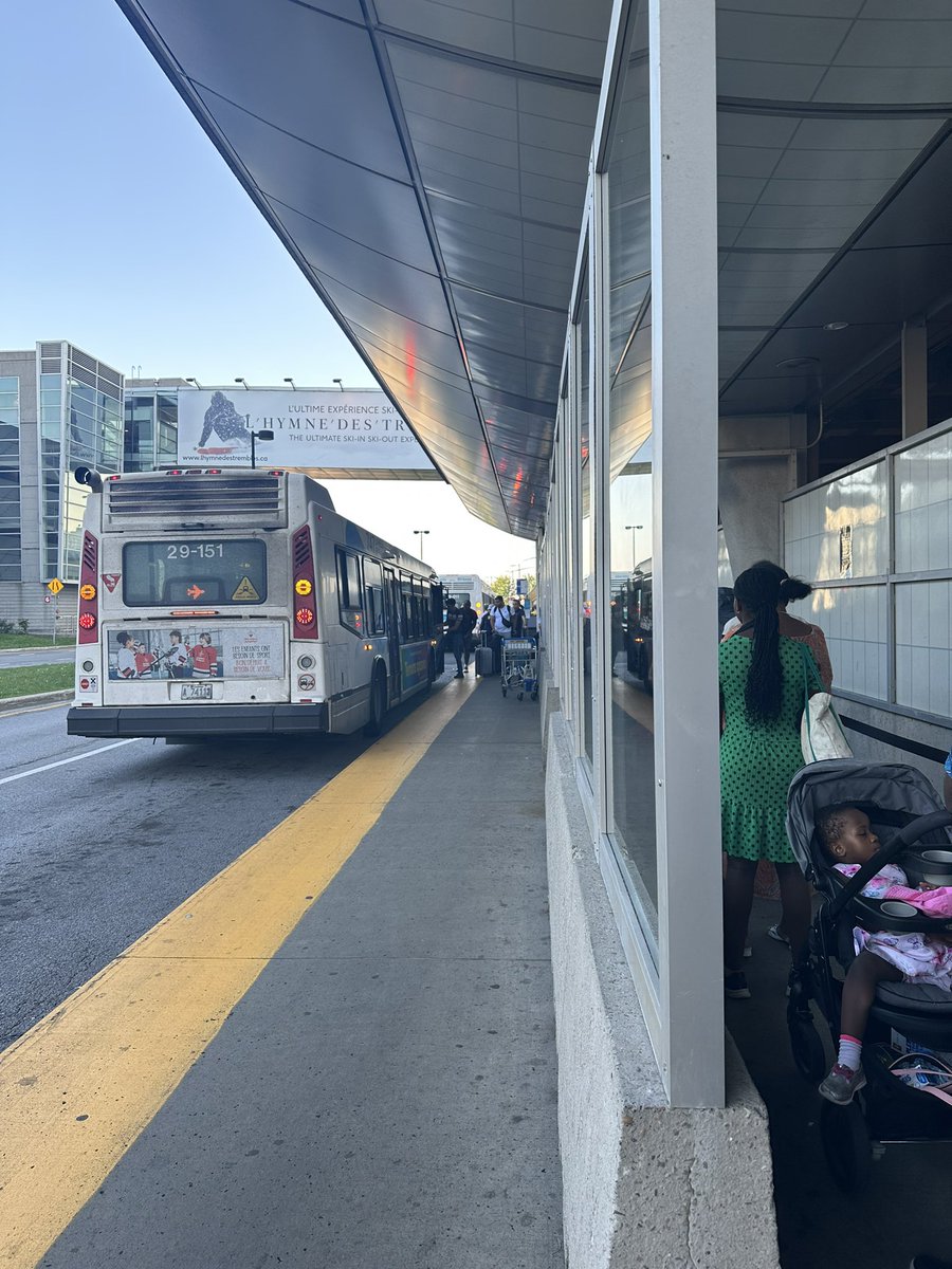 mariejuliega's tweet photo. Files interminables pour se procurer des billets pour le bus 747 à @yulaeroport vers le centre-ville. On peut faire la file pour le bus directement, mais seulement si on a 11$ en pièces - pas de billets. Je me mets à la place des touristes et je capote… @stminfo #stm747 https://t.co/0lcyOid7LX