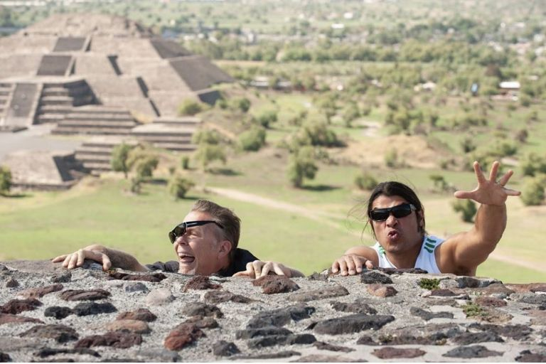 A ver querida comunidad del Panda... recuerdan esta foto de James Hetfield y Robert Trujillo? #Metallica 
Antes de que se enojen, antes se podía subir con singular alegría a las pirámides de #Teotihuacan

#MetallicaFamily