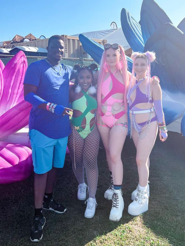 arcane_lights's tweet photo. If you've ever met any of the Arcane Lights squad, you'll know we're suckers for themed/matching outfits. It's so much fun dressing up with your friends and can make finding everyone in a crowd easier!

📸 IG: @indym0ment

#arcanelights #rezz #arcanegoggles https://t.co/fxv2hO5DmI