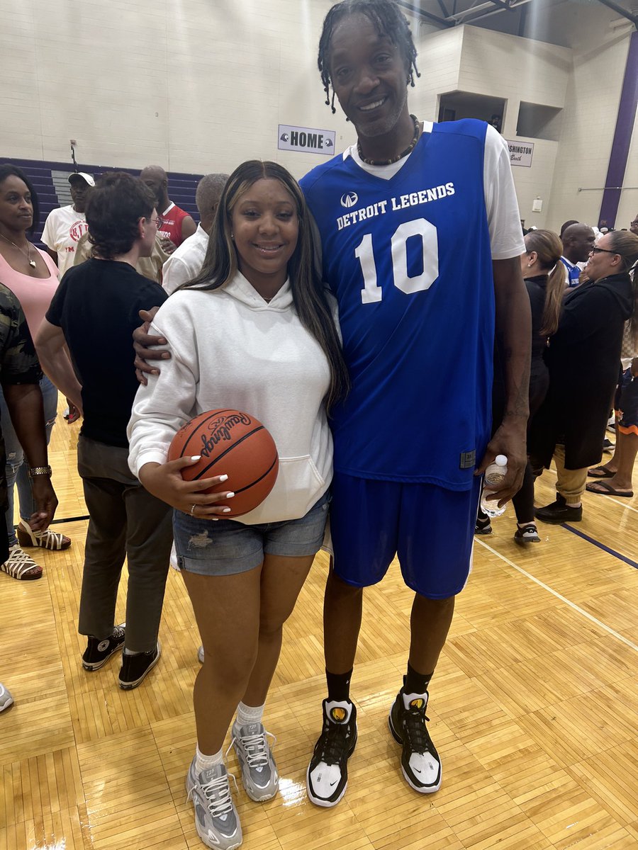 JREALCOPILOT313's tweet photo. It was awesome for this Legends to encourage and speak with Lauren Spencer. Game recognize game! Yeah you see your dad knowsโฆ..! You have to respect the legends! #Depsa @DetroitEdisonGB @lspencer1103 #Winnerswork #DOUGHBOYNATION https://t.co/3DUxgntLJ9