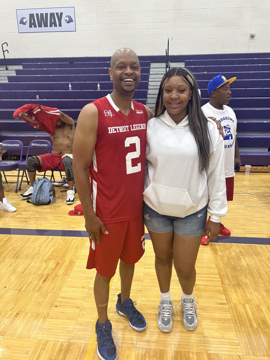 JREALCOPILOT313's tweet photo. It was awesome for this Legends to encourage and speak with Lauren Spencer. Game recognize game! Yeah you see your dad knowsโฆ..! You have to respect the legends! #Depsa @DetroitEdisonGB @lspencer1103 #Winnerswork #DOUGHBOYNATION https://t.co/3DUxgntLJ9
