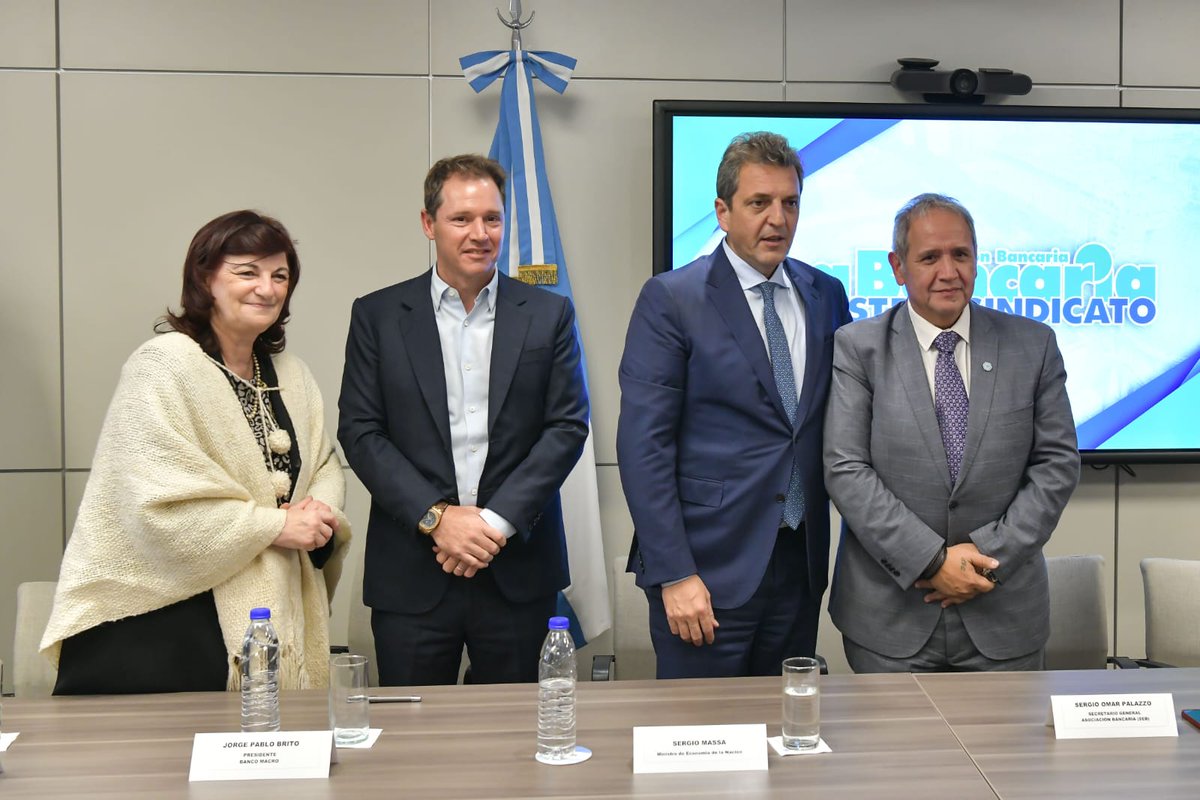 La ministra @kellyolmos y su par de @Economia_Ar, @SergioMassa, se reunieron con las autoridades de @La_Bancaria y #BancoMacro 🏦