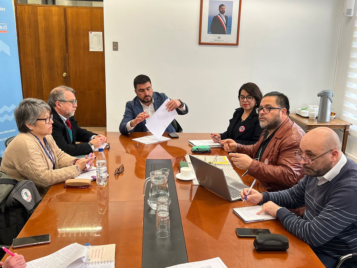 DirecDelTrabajo's tweet photo. ✅Hoy la directiva de la Federación Nacional de Organizaciones de Asistentes de la Educación @aefenacional se reunió con nuestro Director Nacional @pzenteno01 y equipo jurídico y de RR.LL. para abordar distintos temas que afectan al sector.
#DerechosLaborales 
#TrabajoDecente https://t.co/oWl6GLhdyy