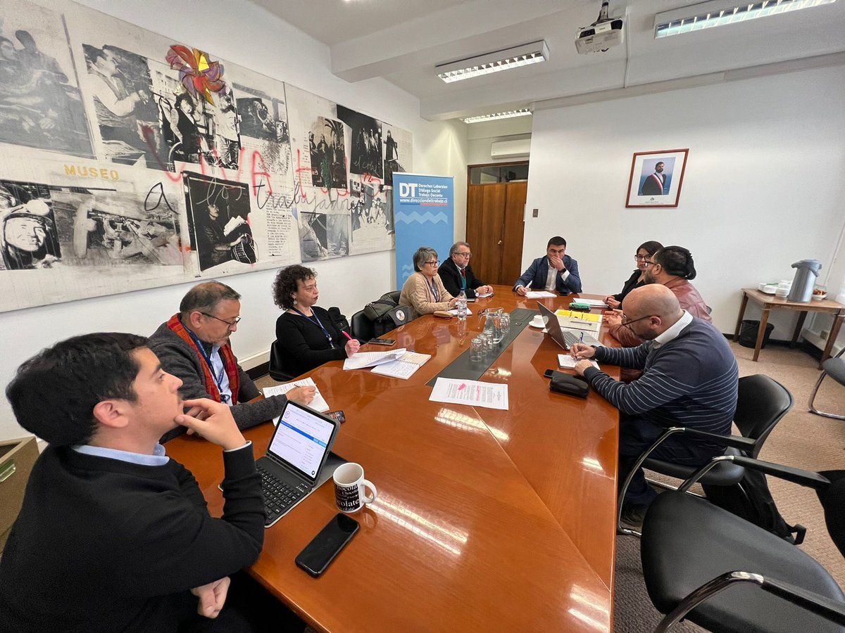 DirecDelTrabajo's tweet photo. ✅Hoy la directiva de la Federación Nacional de Organizaciones de Asistentes de la Educación @aefenacional se reunió con nuestro Director Nacional @pzenteno01 y equipo jurídico y de RR.LL. para abordar distintos temas que afectan al sector.
#DerechosLaborales 
#TrabajoDecente https://t.co/oWl6GLhdyy