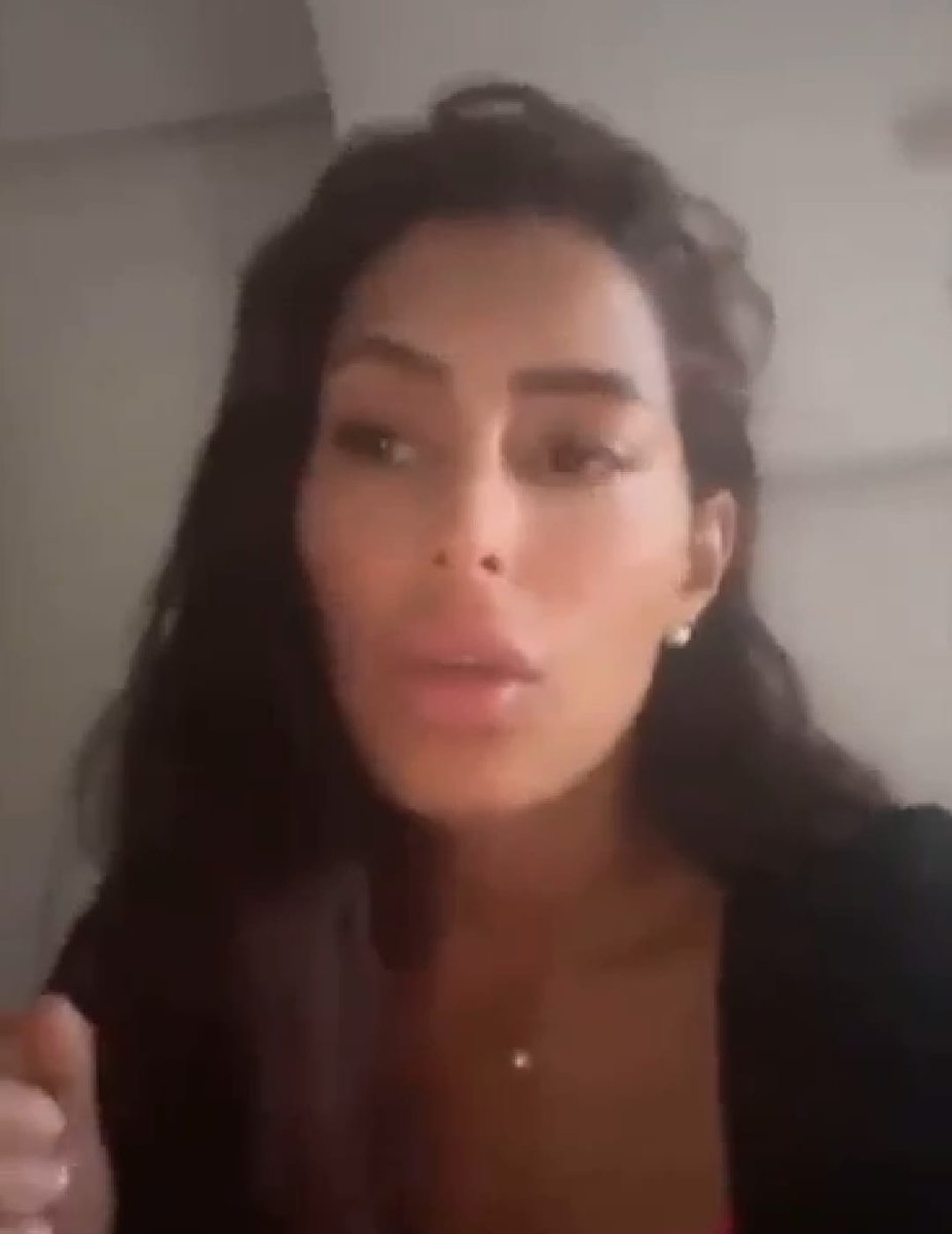 هذه جزائرية تشتغل أجيرة في مطعم بمراكش لصاحبه المغربي ،خرجت لتتّهم السلطات المغربية بالمسؤولية عن الجريمة التي ارتكبها الجيش الحركي، وعبرت عن دعمها للبوليزاريو. 

بعد هجوم المغاربة عليها وعلى المطعم وتشويه سمعته وتقييمه على غوغل، خرجت تعتذر وتقول أنها لم تكن تعرف البوليزاريو، وأن