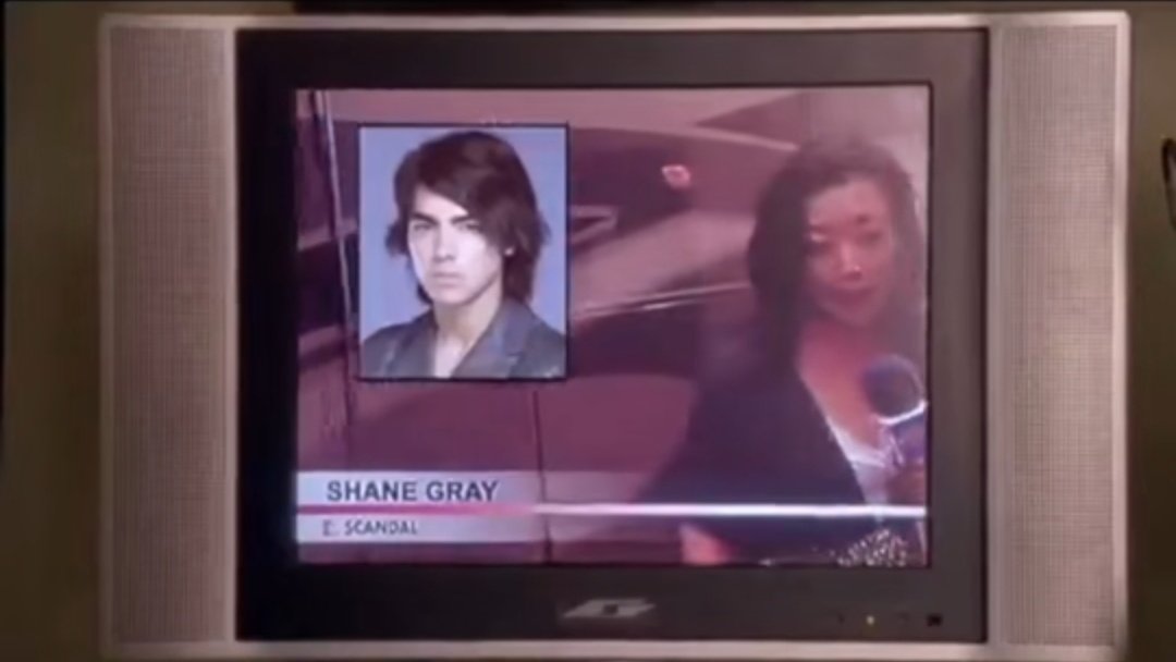 RAZONES PARA CANCELAR A JOE JONAS:

Cuando abandonó furioso el set del nuevo video de Connect 3, se decía que los otros miembros de Connect 3 no lo podían soportar, su capricho le costó miles de dólares a la disquera pero al grupo casi le cuesta el contrato con esta... lo odio!!!