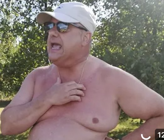 ¿Se acuerdan de el?
Se hizo famoso por echar a unas mujeres de "su playa" y fue condenado transversalmente porque es ilegal, NADIE en Chile es dueño de lagos, rios y playas. 
Bueno, los republicanos quieren que en la nueva constitución sea legal ser dueño de playas, rios y lagos.