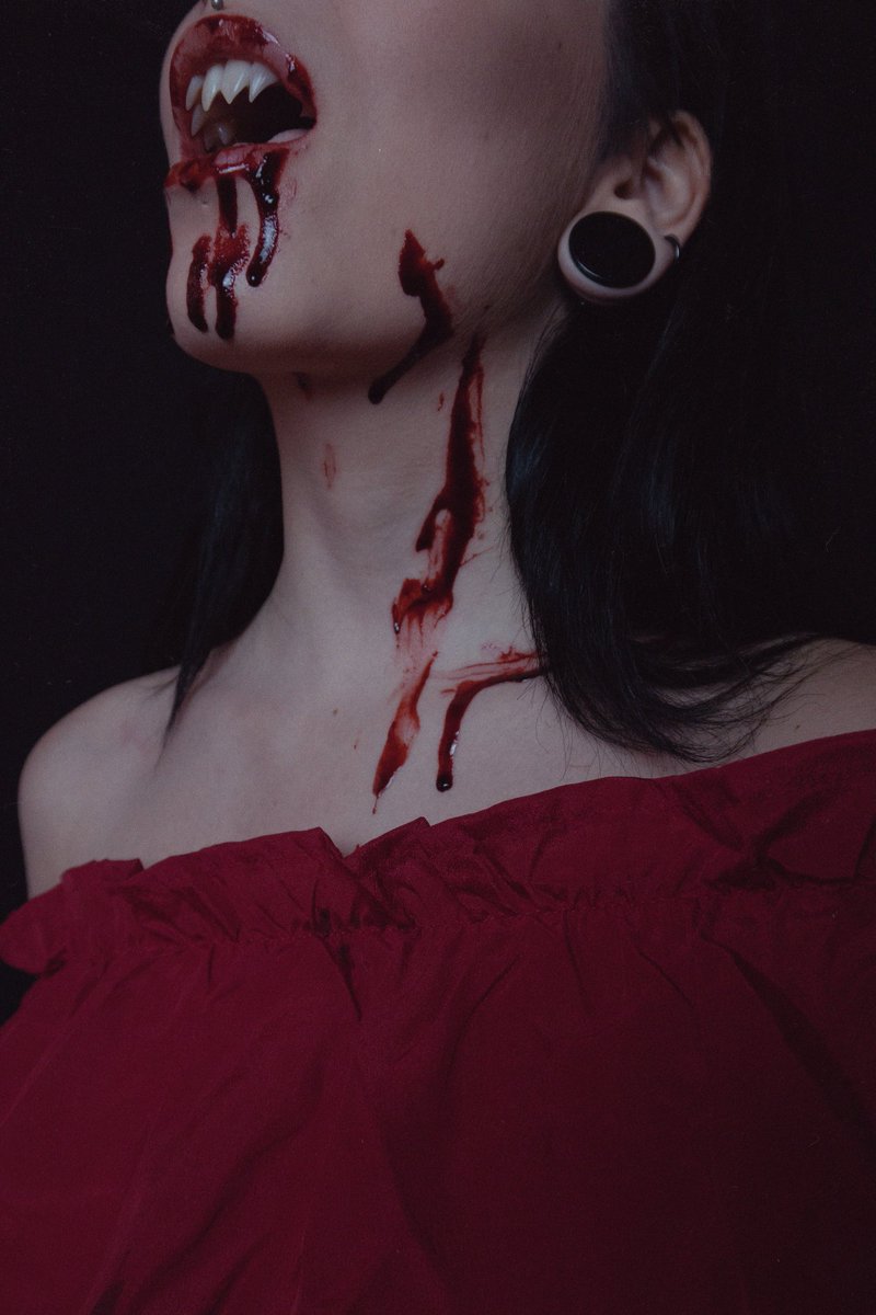 Severn_Sab's tweet photo. 𝔗𝔥𝔢 𝔫𝔦𝔤𝔥𝔱 𝔬𝔣 𝔩𝔬𝔫𝔤 𝔣𝔞𝔫𝔤𝔰

#Gothic #vampyr #vampires https://t.co/pww5qCptxF