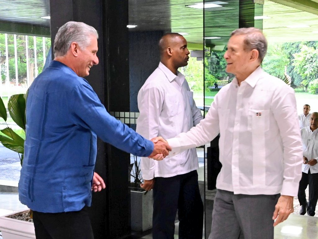 DiazCanelB's tweet photo. Recibí al ministro de Asuntos Exteriores de República Dominicana, @RobalsdqAlvarez.

Resaltamos lazos históricos y culturales entre ambas naciones.

Confirmamos la disposición común de aprovechar potencialidades existentes para continuar profundizando los vínculos bilaterales. https://t.co/K9xdKRi44A