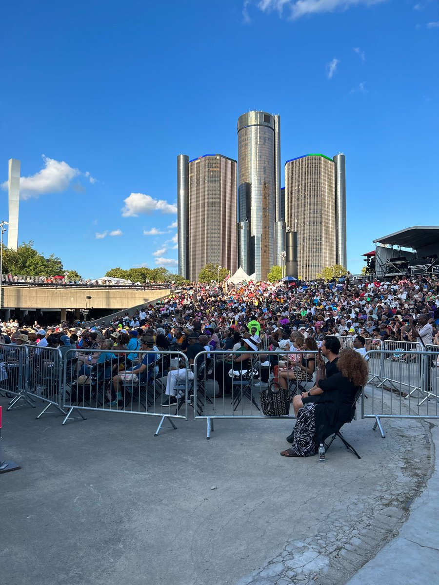 detroitjazzfest's tweet photo. A full house for Samara Joy, the last show at the @Carhartt Amphitheater Stage for this year's Detroit Jazz Festival presented by @DirtyDogJazz Cafe! She has the crowd eating out of her hand, and for good reason – TWO Grammys for her debut album. She's something special. https://t.co/vRNtrgjSCQ