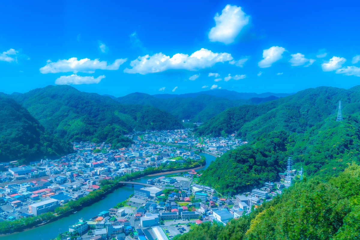 山頂から見下ろす下田の街並みがアニメのワンシーンのようでした