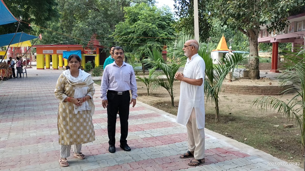 गौ, रुद्राक्ष, माता यमुना, चौरादेवी तथा विद्वान् ब्राह्मण का आशीष लेकर और हमीरपुर की पावन भूमि को प्रणाम कर जनपद हमीरपुर की सुखद स्मृतियों के साथ लखनऊ के लिए प्रस्थान किया। हमीरपुर के सभी आबालवृद्ध नारीनर को उनके मृदुल व्यवहार और अप्रतिम सहयोग के लिए हृदय से कोटिश: धन्यवाद।