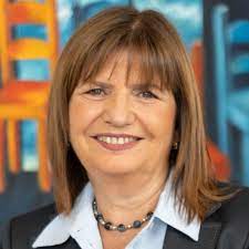 pablocasx1's tweet photo. ACÁ ESTÁN LAS PROPUESTAS DEL EQUIPO DE
PATRICIA  BULLRICH...
Hay equipos trabajando en todas las áreas.
Por favor, hagamos PATRIA.!🩵
🩵 Difundir por grupos de FB, WHATSAPP, hagamos PDFs por c.electronic@! 
Estamos cerca de
RECUPERAR LA DEMOCRACIA!
INSTALAR ÉTICA EN LA POLÍTICA!
DERROTAR LA CORRUPCIÓN!
RECUPERAR LA ESTABILIDAD ECONÓMICA
BAJAR LA INFLACIÓN
COMBATIR EL NARCOTRÁFICO
RECUPERAR LA EDUCACIÓN Y LA SALUD
RECUPERAR LA PAZ SOCIAL
RECUPERAR LA INSTITUCIONALIDAD Y HACER CUMPLIR LA CONSTITUCIÓN, LA JUSTICIA Y LAS LEYES
RECUPERAR LA LIBERTAD PARA PRODUCIR, COMERCIAR Y TRABAJAR
RECUPERAR LA DIGNIDAD DE LOS ARGENTINOS
ÉSTAS SON LAS PROPUESTAS DE PATRICIA BULLRICH PRESIDENTE DE LA NACIÓN 2023/2027
Económicas: bimonetarización (los contratos y transacciones se podrán realizar en la moneda que elijamos; el objetivo es recuperar el valor del peso, pero en el ínterin dinamizar la economía admitiendo la circulación de otras monedas). Eliminación de todas las partidas presupuestarias que se inscriben en lo que se define como despilfarro; igualmente con los llamados gastos ocultos; se promoverá la competitividad (mejores resultados con iguales o menos insumos); se buscará ir hacia un shock exportador (dólares producidos por nosotros en vez de seguir endeudándonos eternamente). Agregar valor a nuestro trabajo posibilitará ampliar nuestros ingresos personales.
El plan de estabilización será la herramienta para ir limitando la inflación y recuperar la dignidad del trabajo y la producción.
Planes sociales: serán sustituidos por el seguro de desempleo; se eliminará la intermediación de modo que la ayuda llegue directamente al asistido en el período de transición.
Banco Central: Independiente; volverá a su papel de custodio del valor de la moneda; no podrá dar préstamos al Tesoro Nacional (no habrá emisión sin respaldo).
Cepo: se levantará lo antes posible porque  paraliza la economía, impide la producción y aleja las inversiones internas y externas.
Obras sociales sindicales y también públicas y privadas.
Se auditará el PAMI.
Se auditarán las obras sociales privadas.
Se auditará y controlará el manejo de recursos de las obras sociales sindicales y el patrimonio de los sindicalistas.
Se avanzará en separar las obras sociales sindicales del manejo de los sindicalistas integrándolas al sistema de salud.
Educación pública: más escuelas; más tecnología aplicada a la enseñanza y vinculada a la producción y la economía de conocimiento; evaluación periódica tanto del aprendizaje como de la enseñanza; autonomía de cada escuela con estímulos y premios por resultados. Las universidades públicas no pueden ser reductos ideológicos.
Jerarquizar las universidades existentes; solución para los estudiantes extranjeros no residentes mediante convenios de reciprocidad con sus países de origen.
La educación es un servicio público esencial y así será establecido por ley.
Se garantizará 190 días de clases y 12 años de educación obligatoria para todos.
Se incentivará el ingreso a niveles de educación terciaria y universitaria.
Obra pública: absoluta transparencia en las licitaciones y estricto control. Con el aporte privado se impulsarán grandes obras de infraestructura, ésas de carácter transformador.
Salud pública: optimizar la utilización de los recursos integrando el sistema; ir hacia la prevención con chequeos anuales de la salud para todos los habitantes.
Acuerdos con los países vecinos para solventar la atención de sus ciudadanos no residentes en la Argentina.
Jubilaciones: así como el Congreso hace 22 años los abolió, se terminará con todos los privilegios.
Al ensancharse la actividad económica se prevé que el Sistema Previsional se tonificará con más aportantes y con sus mejores ingresos; ello permitirá que se incrementen genuinamente los haberes; se intentará que se desarrolle el seguro de retiro como complemento.
Reforma laboral: sin retroactividad, se modernizarán las leyes y relaciones laborales de modo de alentar que las empresas para crear más puestos de trabajo con inclusión; si las “conquistas” sociales destruyen u obstaculizan la creación de más trabajo, no sirven y hay que cambiar y modernizar este régimen anacrónico. Las leyes laborales para las Pymes deben contemplarlas específicamente (no son lo mismo que grandes empresas).
La industria del juicio laboral será desterrada.
Seguridad: monitoreo en todas las ciudades en tiempo real; baja de la edad de imputabilidad a 14 años; reformas del Código Penal, de los de Procedimientos Penales, del servicio Penitenciario; se terminará con la “puerta giratoria”; lucha integral contra adicciones y contra el narcotráfico.
Reforma del Estado: reducción del tamaño del Estado; se limitarán los ministerios a 8. Se suprimirán las oficinas con funciones superpuestas o repetidas.
Vivienda: créditos hipotecarios a 20 años para compra o refacción de viviendas (en correlación con la estabilidad de la moneda).
Incentivos fiscales para construcción de viviendas destinadas al mercado de alquileres.
Impuestos: se los bajará en la medida que se equilibren las cuentas fiscales bajando realmente el gasto público. Las retenciones a las exportaciones deben caer a cero en un quinquenio como máximo.
Corrupción: es un delito gravísimo equivalente a Traición a la Patria; se aumentarán las penas, se aplicará la extinción de dominio y beneficios de previsionales privilegio. Se terminará la impunidad con prisión efectiva sin ningún tipo de privilegios.
Los corruptos no podrán NUNCA MÁS ocupar ni postularse a cargos públicos.
Justicia: poder independiente; será estricto el requisito de idoneidad y concursos públicos para ingresar a la Magistratura; el Consejo de la Magistratura será despolitizado.
Defensa y Soberanía Nacional: se fortalecerán las capacidades de las FFAA entendiendo que no habrá recuperación del país sino se rehabilitan las fuerzas defensivas y su doble poder disuasivo de todas las agresiones hipotéticas y persuasivas de que la Argentina y sus intereses estratégicos deben ser respetados.
Política: el primer consenso es el social; no es una mesa de dirigentes la que da sustento a un gobierno, sino la confianza de la sociedad; si existe ese respaldo, la articulación de la política es más sencilla; no habrá acuerdo con los corruptos ni con las mafias.
Se adoptará definitivamente la boleta única papel para votar y habrá Ley de Ficha Limpia para todo cargo electivo municipal, provincial y nacional
📷Gobierno austero: como el ejemplo vale más que mil palabras, el gobierno que presidirá Patricia Bullrich será uno de los más austeros de nuestra historia.
Relaciones internacionales: sin ideología, comercio con todos. Estrechar vínculos con los países  demicráticos.
El Atlántico Sur - como lo declaró la ONU - es zona de paz y cooperación. Debemos afirmar este objetivo y trabajar para la desmilitarización extranjera.
Libertad: la libertad en todas las áreas incluidas en la Constitución Nacional.
El gobierno de Patricia Bullrich hará de la Libertad, la Justicia y el derecho constitucional un pilar.
Sin miedo a la libertad.
ORDEN: El orden se debe recuperar como cimiento del Progreso, Estabilidad Económica, Paz Social, Seguridad Jurídica y Ciudadana. Ante el caos, la respuesta es ORDEN y respeto a la Soberanía Nacional.
Orden es que haya Esperanza, Trabajo, Estabilidad, Justicia, Salud, Educación Pública Libre Laica y Gratuita, sin adoctrinamiento ideológico y orientada hacia la sustentación y dignidad humana.
#PatriciaBullrich2023