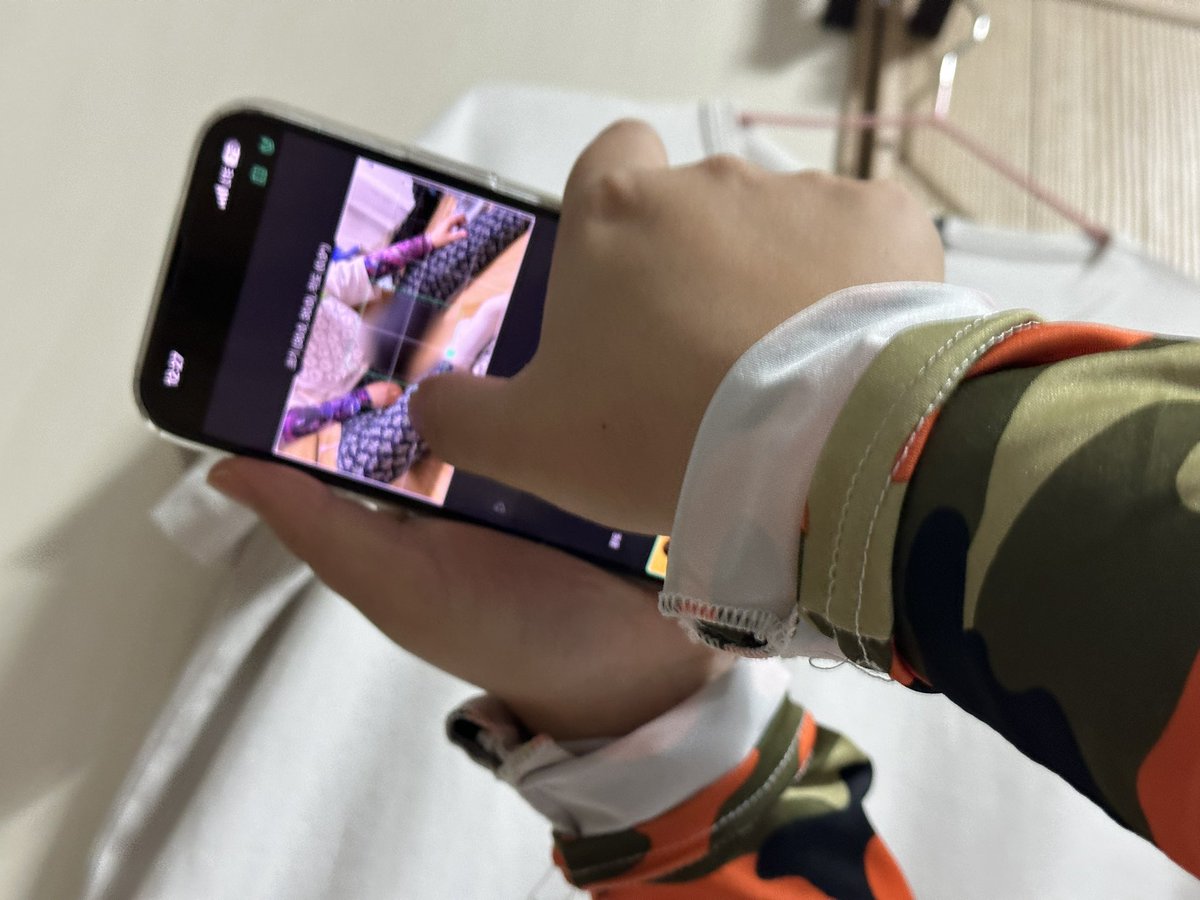 나쁜년 허벅지랑 종아리 벌레물려서 긁고있는데 그곳에 모자이크넣어서 악마의편집하고있음