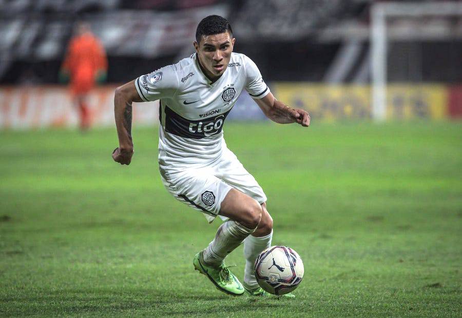 SomosOlimpia's tweet photo. 🚨 OFICIAL 🔜🇸🇦

Hugo Fernández será nuevo jugador del Al-Hilal de Arabia Saudita por un monto de U$S 3.500.000.

Olimpia tiene hasta Diciembre para pagarle al club árabe. https://t.co/HvrU3PaTYA