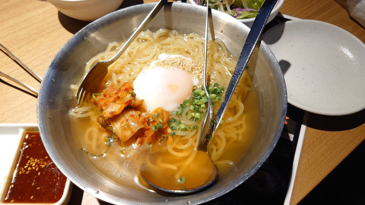 you_ichi846's tweet photo. 佐賀で盛岡冷麺が食えると聞いて龍王館に来ました( ˘ω˘)
ついでに誕生日なので一番良い龍王館ランチを😋
なんかアプリ登録で中落ちタン、誕生日クーポンで1割引なので、ドラゴンカルビも追加！🤤
炭酸水無料、スープとご飯お代わり無料なのがポイント高いですね😎
美味い！
#ゾンビランドサガグルメ部 https://t.co/sLvfofR9NT