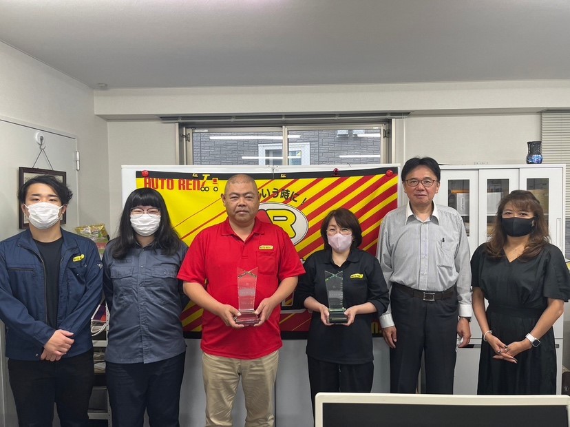autorent_1996's tweet photo. 昨日、本社ビルにて「28期永年勤続表彰式」が開催され、対象者へ賞状・記念品の贈呈がありました✨
おめでとうございます😊今後益々のご活躍を期待しております😆❗️
#オートレント #高所作業車 #勤続10年 #永年勤続表彰 #表彰式 #記念 #おめでとう #おめでとうございます㊗️ #これからもよろしく https://t.co/AHUZvTJ8Cn