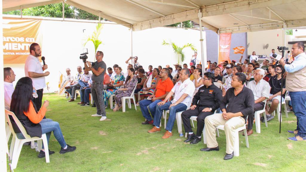 En Guerrero tomamos protesta al nuevo Coordinador de San Marcos, mi compañero Juan Carlos Macedonio, con quien no dudo que su municipio se pintará de naranja🍊

San Marcos está en Movimiento de la mano de mujeres y hombres comprometidos con las causas de las y los ciudadanos.