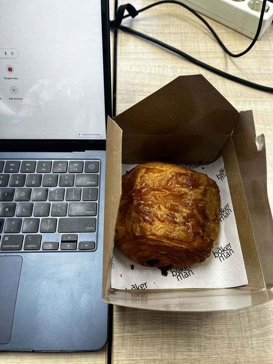 tsugaaaaaaaa's tweet photo. Selamat pagi, morning meeting pagi ini ditemani #bakerman 🥐🥐🥐 https://t.co/IMIgENoecc