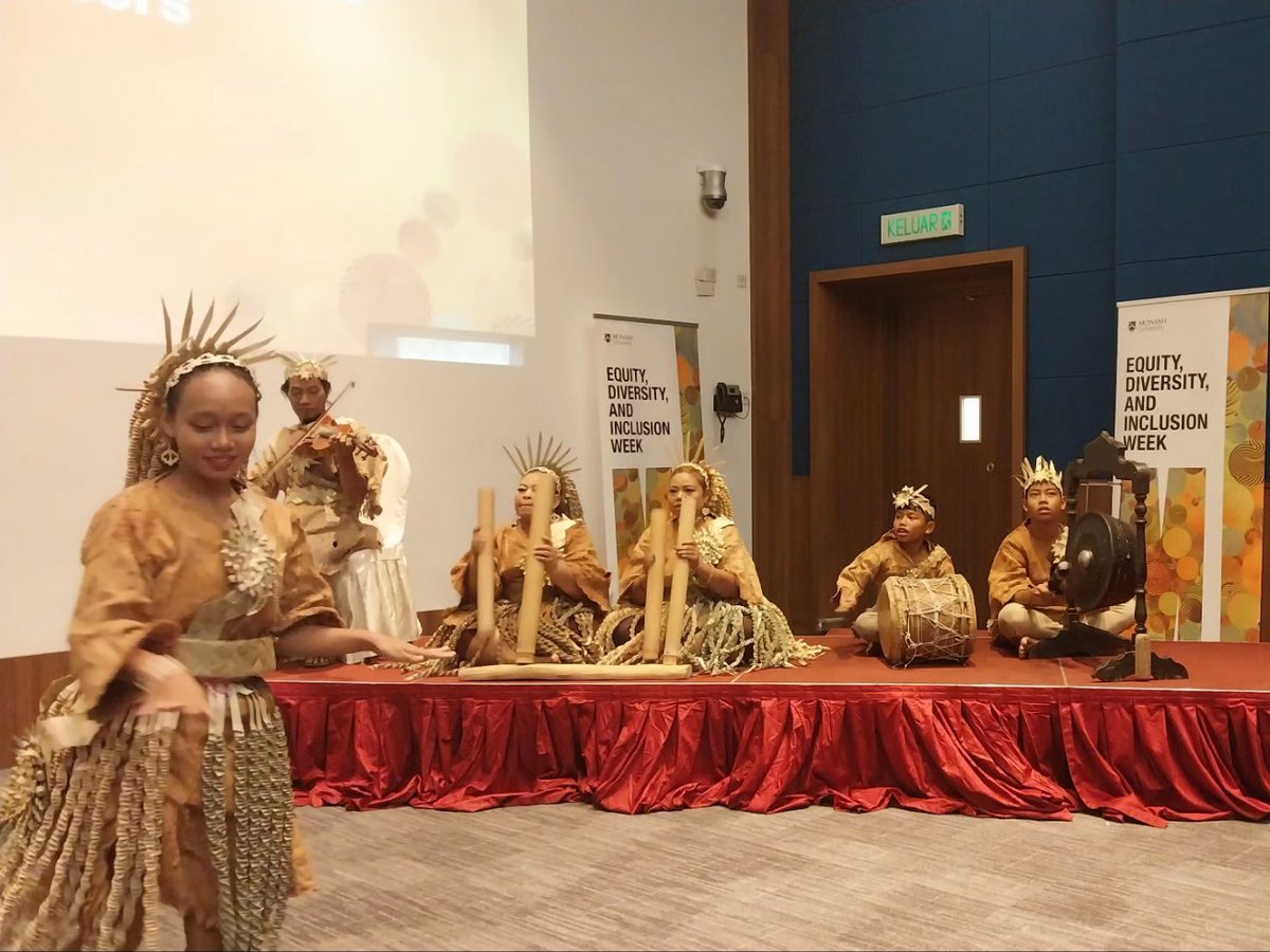 Thank you @MonashMalaysia for putting your trust in my artwork to be in your university collection and thank you Topoq Topoh group especially Kak Maznah Unyan, Kak Tijah and Kak Julida. Representation Matters 

#monashuniversity #indigenousartist #Indigenous  #mahmeri #OrangAsli