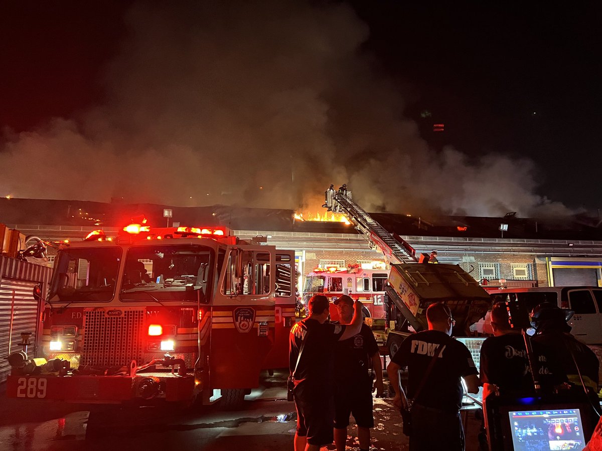 NYCFireWire's tweet image. Queens *4th Alarm* Box 9302. 32-11 Harper St off Northern Blvd. Heavy Fire in the NYC*DOT Warehouse 700x75 1 Story #fdny #nycfire #nycfirewire