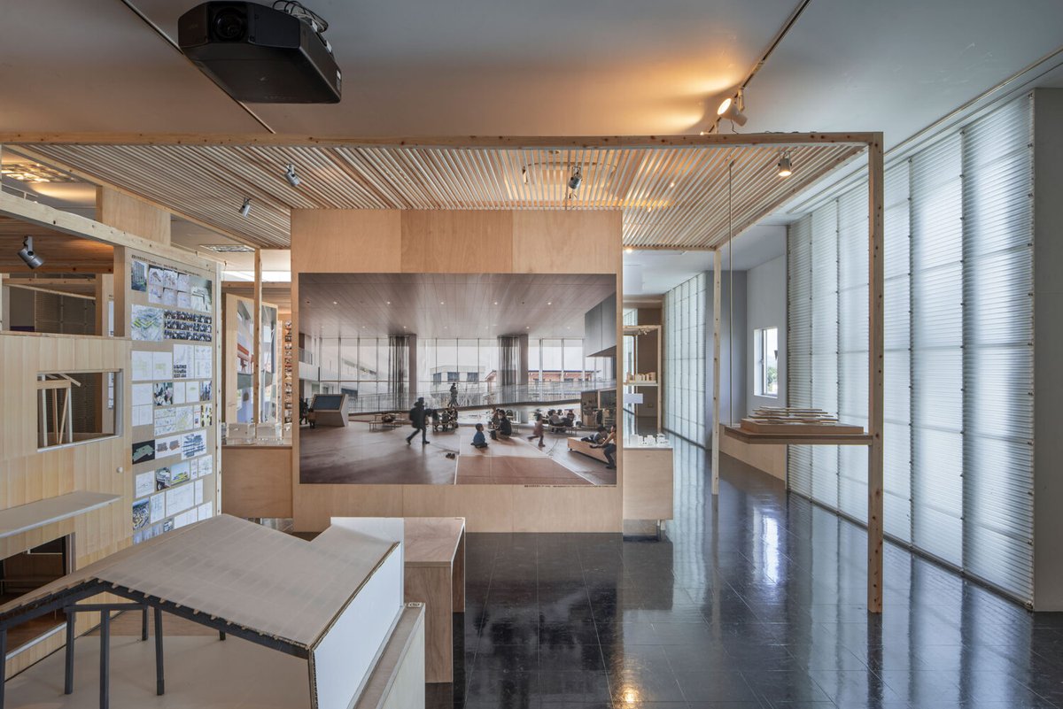 archiphoto's tweet photo. 畝森泰行による、愛知淑徳大学での建築展「ゆっくり庭をつくるように」の会場写真

建築家と学生が協働して作る展覧会。“総体的な建築体験”を与える会場を目指し、８つの木造フレームを用いて空間と展示物が緩やかに一体化する構成を考案。

©ToLoLo studio
詳細はリプライ欄の🔗から https://t.co/LLyZgpvOXx