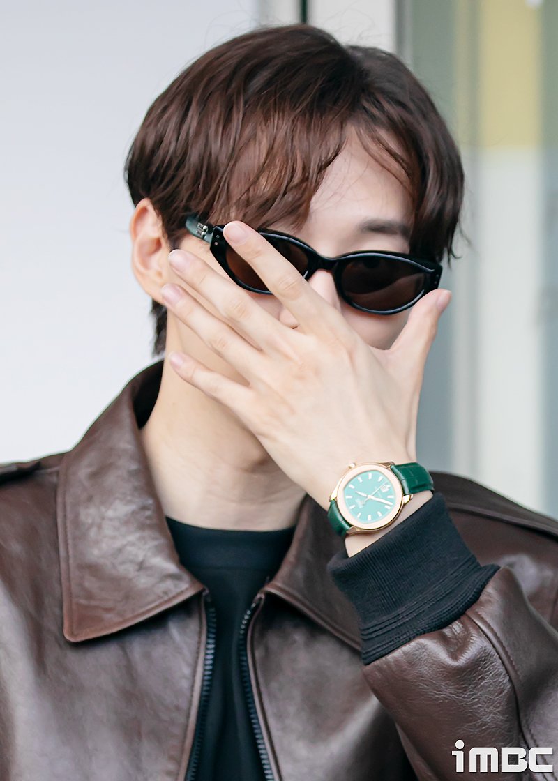 imbcenews's tweet photo. 이준호, 가늘고 긴 섬섬옥수 손가락 #이준호 #JUNHO #이준호 #李俊昊 #LeeJunho [iMBC 직찍]

⬇️Click Plz⬇️
https://t.co/XxDNP0XE6b https://t.co/BC8SCCXJbz