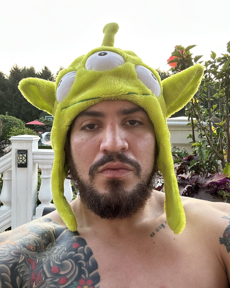HappyPunch's tweet photo. Dillon Danis apparently spent a couple hundred on Logan Paul’s actual hat 😭 https://t.co/1zpMiDH216