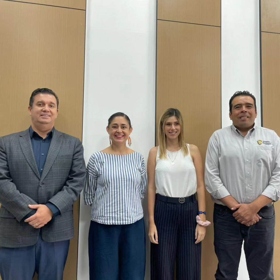 En <a href="/SedecoJalisco/">SEDECO JALISCO</a> fomentamos el desarrollo económico balanceado entre regiones, manteniéndonos cercanos a los municipios. Gracias a la presidenta de <a href="/Gob_Zacoalco/">Gobierno Municipal de Zacoalco de Torres 2021-2024</a>, Hilda Andrade y a Jaime Velasco, Presidente de #Acatlán, por exponernos sus proyectos para trabajar juntos en ello.