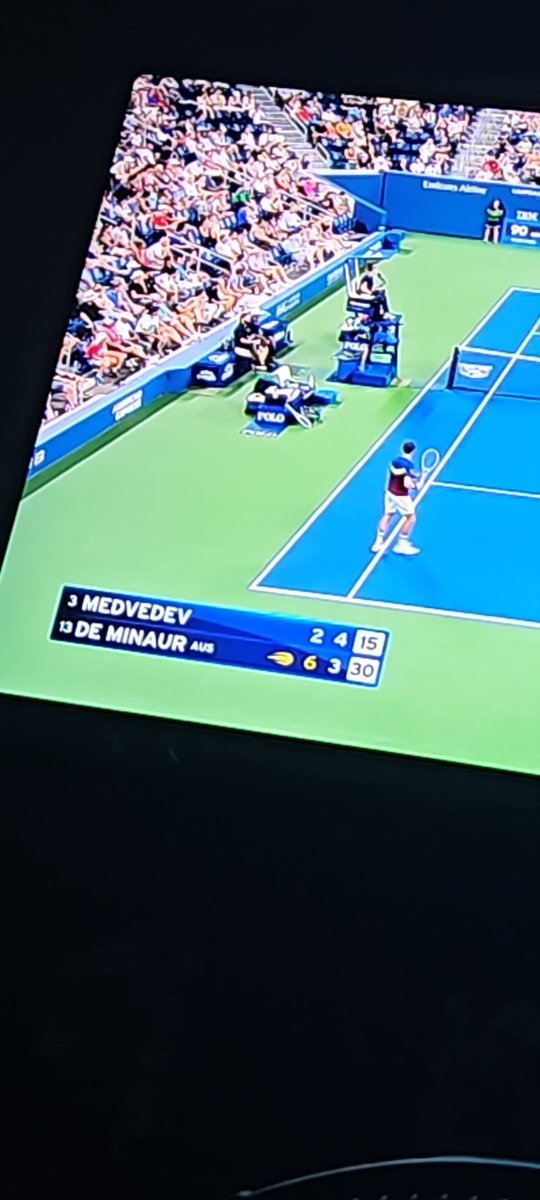 NananRe's tweet photo. A nacionalidade oculta a frente do nome do tenista russo, no placar, é alguma forma de protesto? #USOpenNaESPN https://t.co/hjQ4E5I8q9