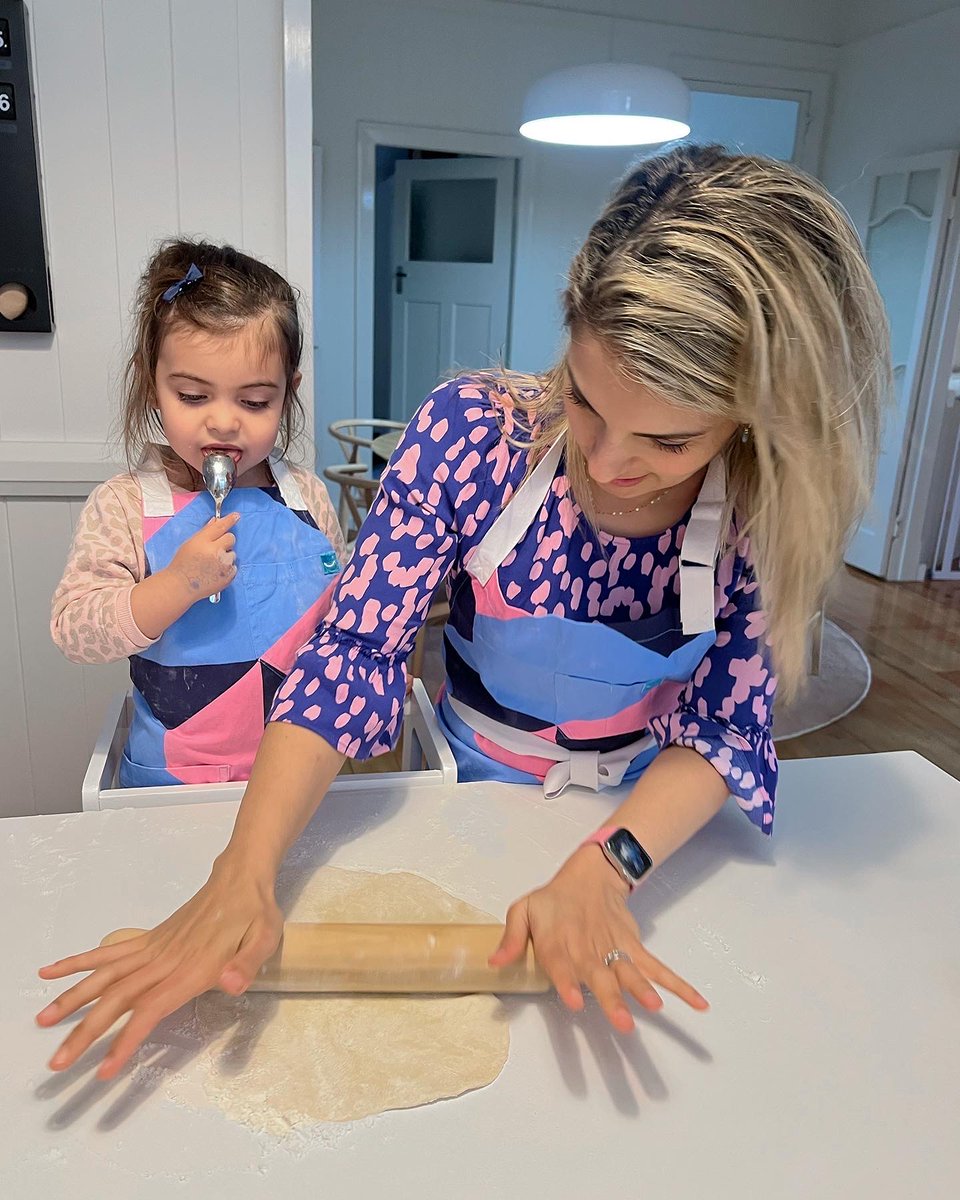 Niceaprons's tweet photo. Pizza  🍕 doesn't fix the world, but it sure comes close. If you find yourself in the heavier moments of life worries, making pizza is a great way to take back your day. It's your day, not the worries of everything around  you. https://t.co/efwDSGcQ1M