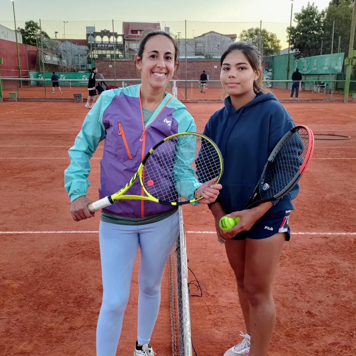 nicosofronas's tweet photo. Lady's Beauties 😃 Las #damas capitenistas están volviendo a las #canchas del amateurismo #aficionado en números realmente asombrosos ☺️ #karinacampos #greciafalter #luanamahecha #sofiayanez 😎 Apasionadas de la raqueta! 💪 Bienvenidas! 🌎🎾 https://t.co/7wvWD5C9ks