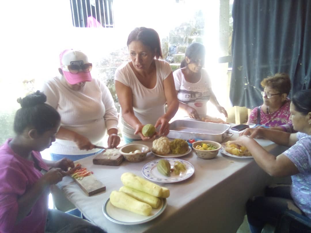 Hoy este ejército de mujeres les tocó aprender y perfeccionar Vegetales salteados y horneados toda una delicia a parte de ser muy sano y nutritivo. Vamos a seguir apostando todo porque las mujeres sigamos emprendiendo  rumbo a la Ribas Productiva. <a href="/NicolasMaduro/">Nicolás Maduro</a> <a href="/AdolfoP_Oficial/">Adolfo Pereira Gobernador</a>