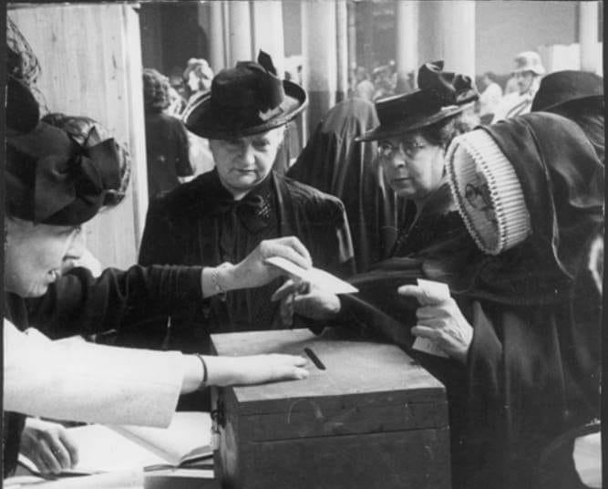 FcoDarmendrail's tweet photo. El 4 de septiembre de 1952 las mujeres participan por primera vez en una elección presidencial en Chile. En aquella jornada es elegido Carlos Ibañez del Campo para una segunda administración. https://t.co/Nuzg9XaXfG