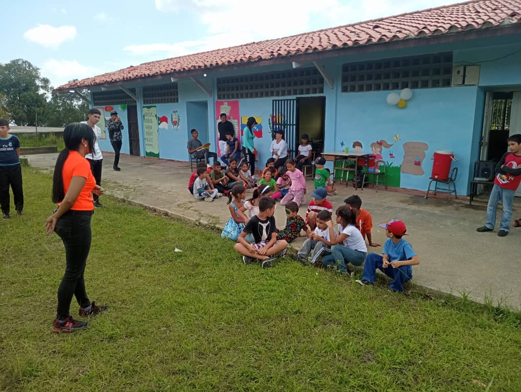 DPDTrujillo's tweet photo. Culminando la atención a las escuelas abiertas, la @dpdtrujillo participó en la U.E Hugo Chávez en el sector El Pensil, parroquia Sabana Libre del municipio Escuque #CulturaPreventiva #JuntosPorLaVidaYPorLaPaz https://t.co/JteVCwRqAU